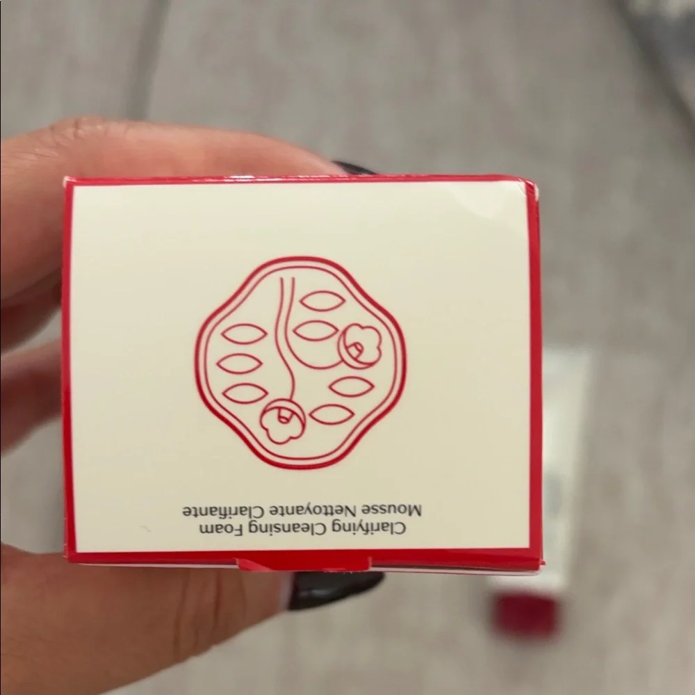 Shiseido Clarifying Cleansing Foam - White & Burgundy Accent